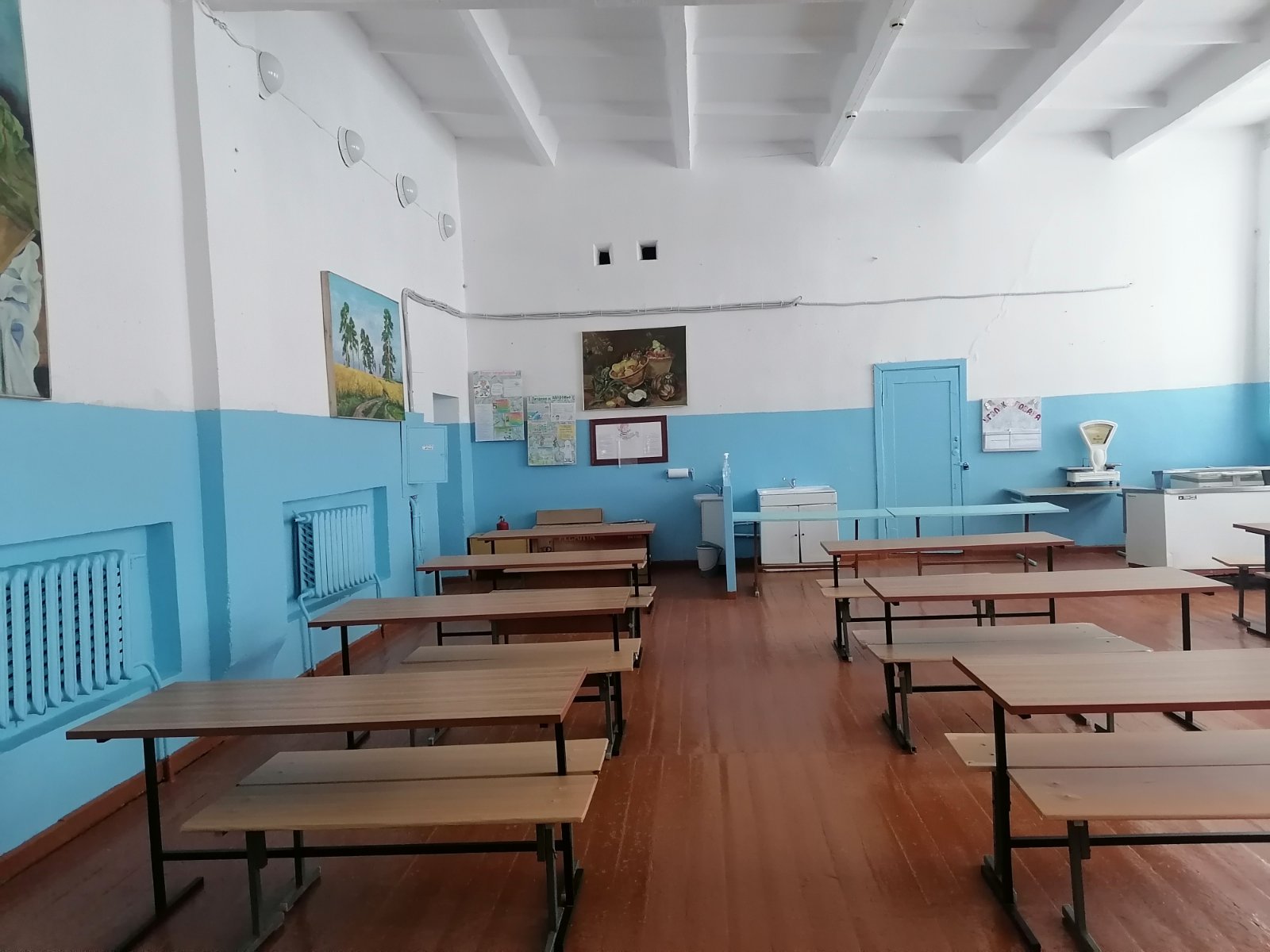 Школьная столовая, обеденная зона